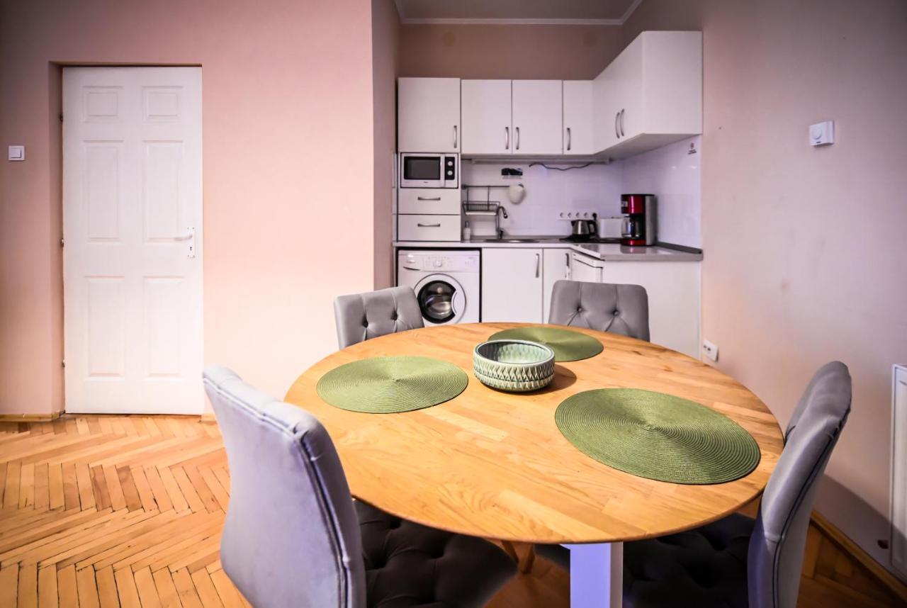 Jules' Sunny, Spacious And Central Apartment シビウ エクステリア 写真